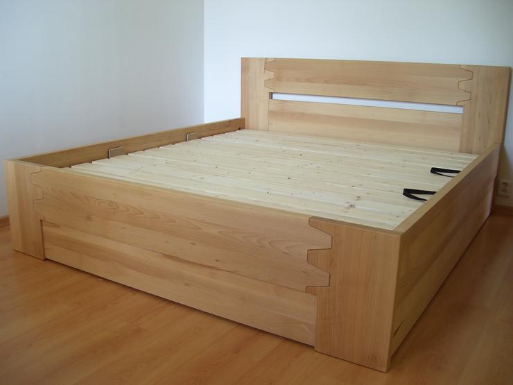 Zde je uzavřená postel s bočním výklopem-dřevina buk